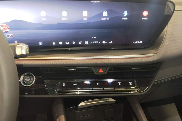 Used Buick Envision 2026 Model Equinox Plus 28T Four-Wheel-Drive Platinum Edition Audio And AC Panel