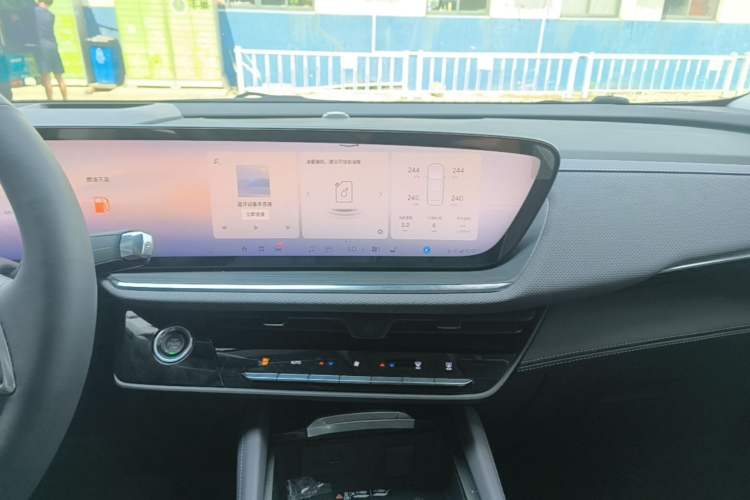 Used Buick Envision 2026 Model Equinox Plus 28T Two-Wheel-Drive Platinum Edition Audio And AC Panel