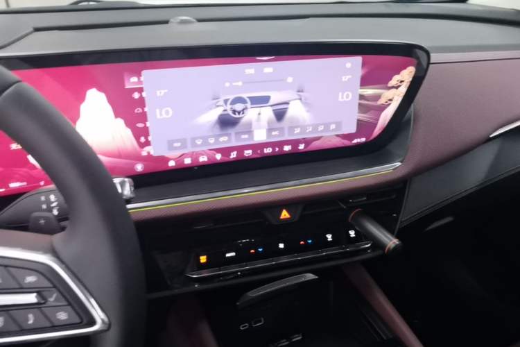 Used Buick Envision 2026 Model Equinox Plus 28T Two-Wheel-Drive Platinum Edition Audio And AC Panel