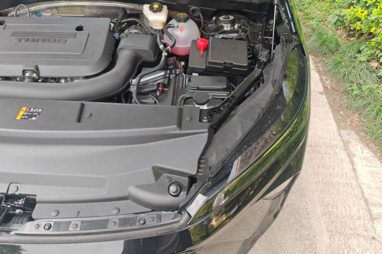 Used Buick Envision 2026 Model Equinox Plus 28T Two-Wheel-Drive Platinum Edition Engine Bay Left