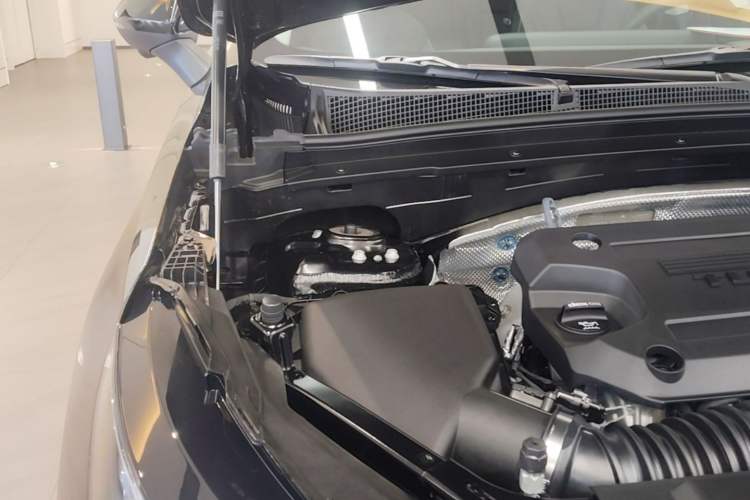 Used Buick Envision 2026 Model Equinox Plus 28T Four-Wheel-Drive Platinum Edition Engine Bay Right