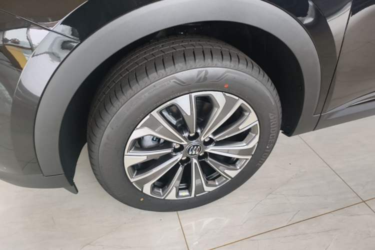 Used Buick Envision 2026 Model Equinox Plus 28T Two-Wheel-Drive Platinum Edition Exterior 4