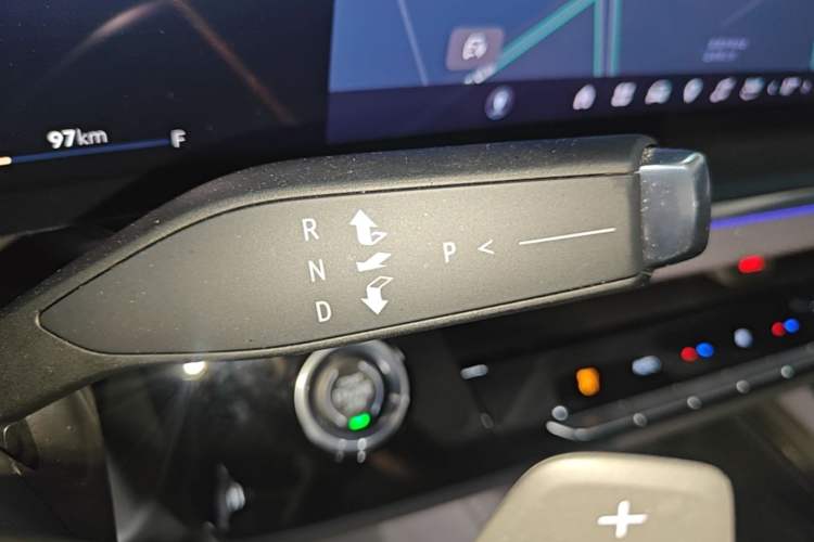 Used Buick Envision 2026 Model Equinox Plus 28T Two-Wheel-Drive Platinum Edition Gear Lever