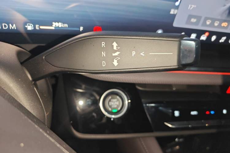 Used Buick Envision 2026 Model Equinox Plus 28T Two-Wheel-Drive Platinum Edition Gear Lever