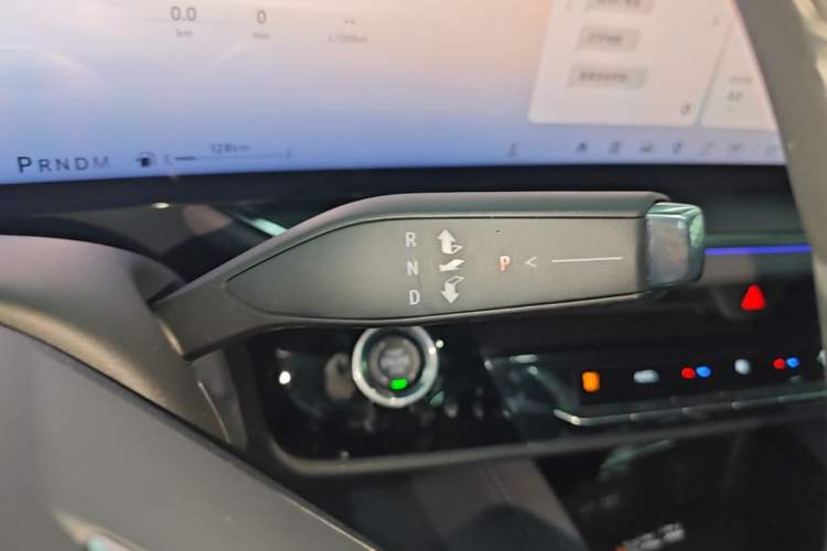 Used Buick Envision 2026 Model Equinox Plus 28T Two-Wheel-Drive Platinum Edition Gear Lever