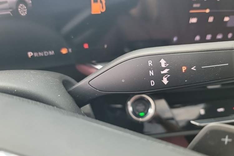 Used Buick Envision 2026 Model Equinox Plus 28T Two-Wheel-Drive Platinum Edition Gear Lever