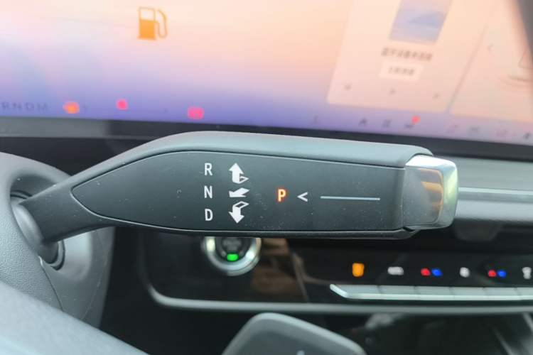 Used Buick Envision 2026 Model Equinox Plus 28T Two-Wheel-Drive Platinum Edition Gear Lever