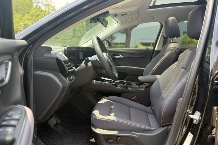 Used Buick Envision 2026 Model Equinox Plus 28T Two-Wheel-Drive Platinum Edition Interior 1
