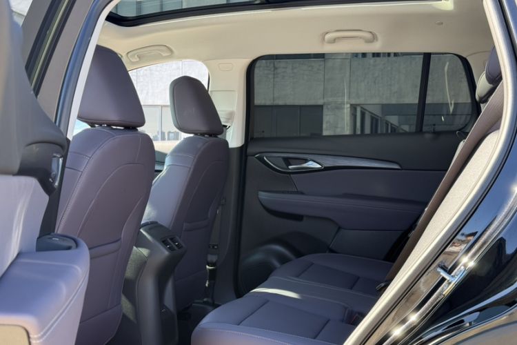 Used Buick Envision 2026 Model Equinox Plus 28T Two-Wheel-Drive Platinum Edition Interior 2