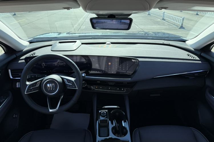 Used Buick Envision 2026 Model Equinox Plus 28T Two-Wheel-Drive Platinum Edition Interior 3