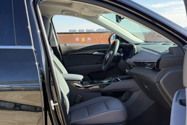 Used Buick Envision 2026 Model Equinox Plus 28T Two-Wheel-Drive Platinum Edition Interior 4