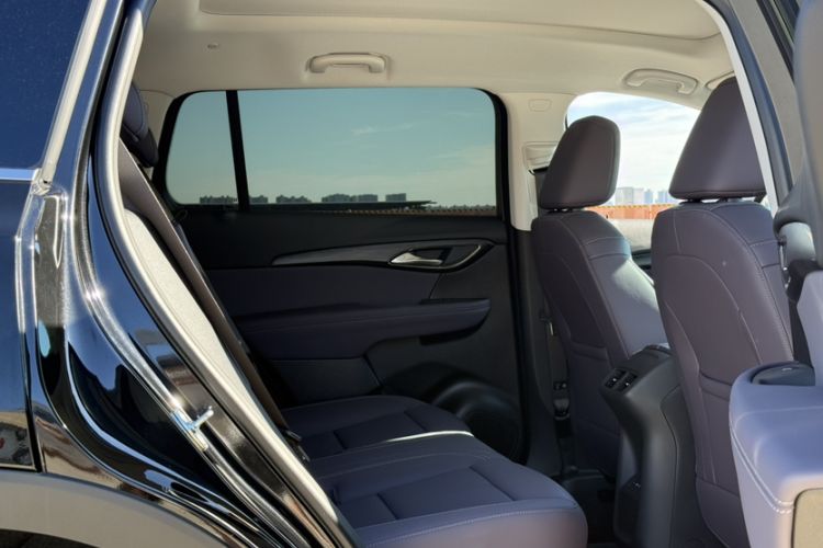 Used Buick Envision 2026 Model Equinox Plus 28T Two-Wheel-Drive Platinum Edition Interior 5