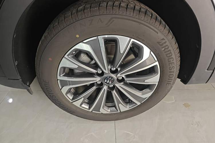 Used Buick Envision 2026 Model Equinox Plus 28T Two-Wheel-Drive Platinum Edition Left Front Wheel Hub