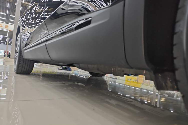 Used Buick Envision 2026 Model Equinox Plus 28T Two-Wheel-Drive Platinum Edition Left Side Sill