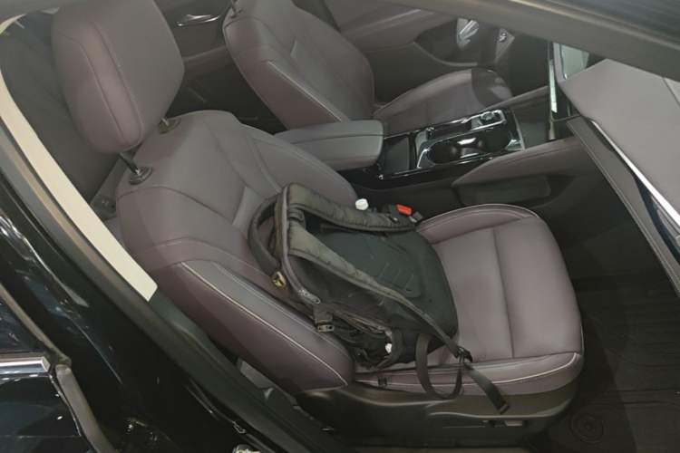 Used Buick Envision 2026 Model Equinox Plus 28T Two-Wheel-Drive Platinum Edition Right Front Seat