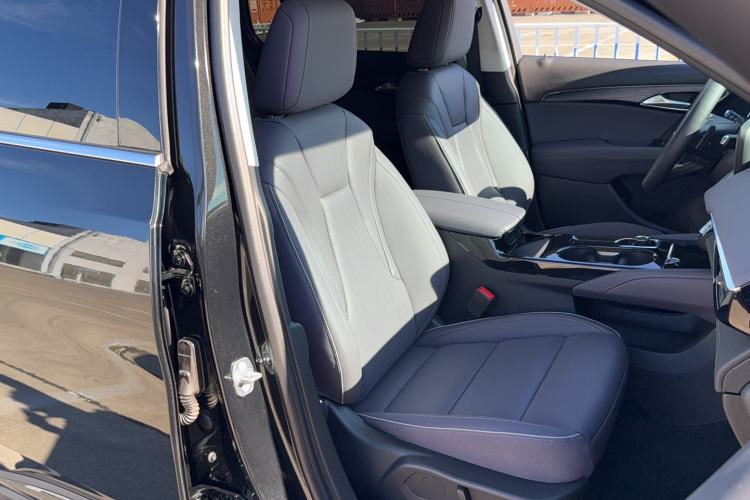 Used Buick Envision 2026 Model Equinox Plus 28T Two-Wheel-Drive Platinum Edition Right Front Seat