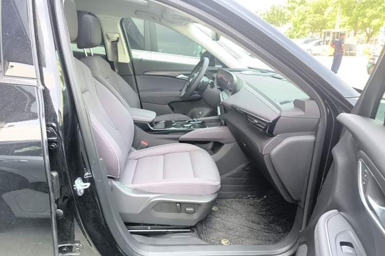 Used Buick Envision 2026 Model Equinox Plus 28T Two-Wheel-Drive Platinum Edition Right Front Seat