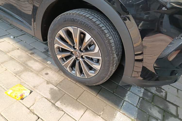 Used Buick Envision 2026 Model Equinox Plus 28T Two-Wheel-Drive Platinum Edition Right Front Wheel Hub