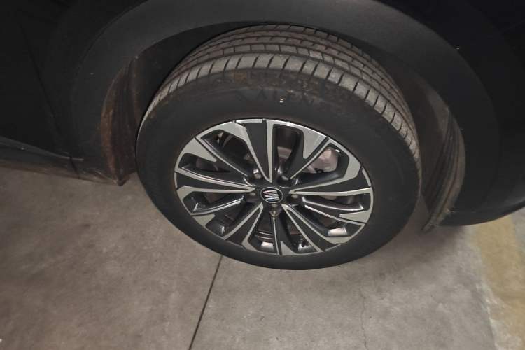 Used Buick Envision 2026 Model Equinox Plus 28T Two-Wheel-Drive Platinum Edition Right Front Wheel Hub