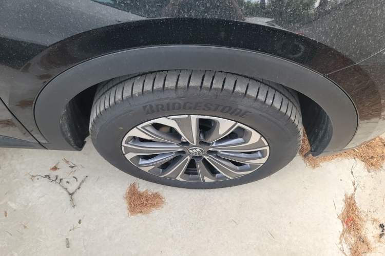 Used Buick Envision 2026 Model Equinox Plus 28T Two-Wheel-Drive Platinum Edition Right Front Wheel Hub