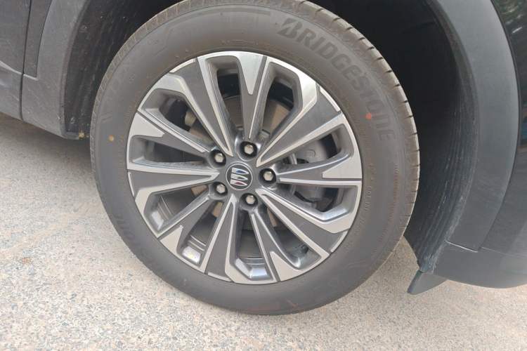 Used Buick Envision 2026 Model Equinox Plus 28T Two-Wheel-Drive Platinum Edition Right Front Wheel Hub