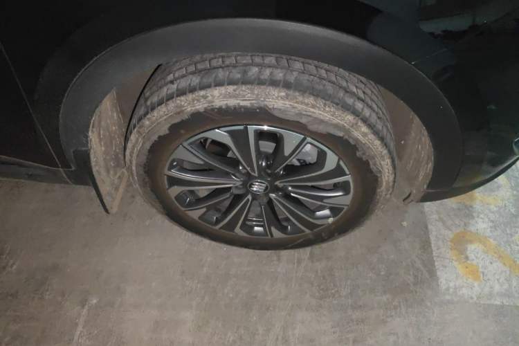 Used Buick Envision 2026 Model Equinox Plus 28T Two-Wheel-Drive Platinum Edition Right Front Wheel Hub