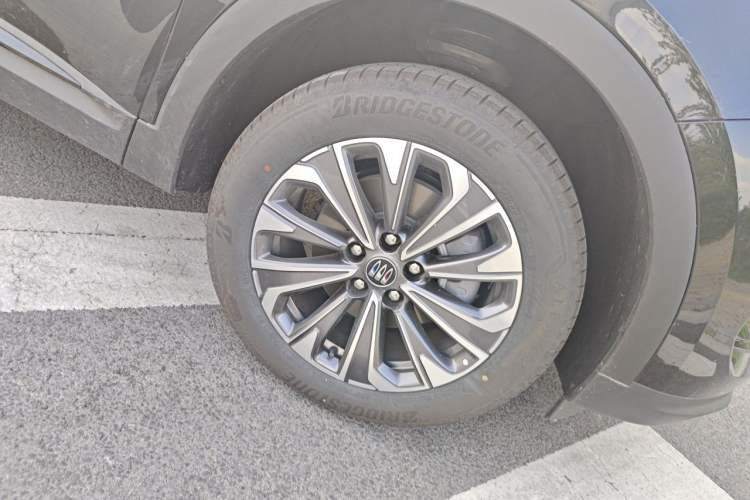 Used Buick Envision 2026 Model Equinox Plus 28T Two-Wheel-Drive Platinum Edition Right Front Wheel Hub