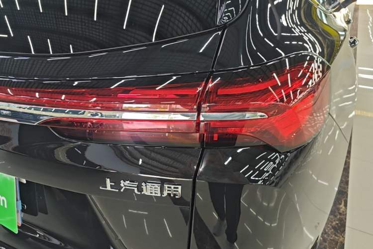 Used Buick Envision 2026 Model Equinox Plus 28T Two-Wheel-Drive Platinum Edition Right Rear Taillight