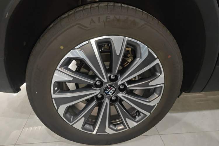 Used Buick Envision 2026 Model Equinox Plus 28T Two-Wheel-Drive Platinum Edition Right Rear Wheel Hub
