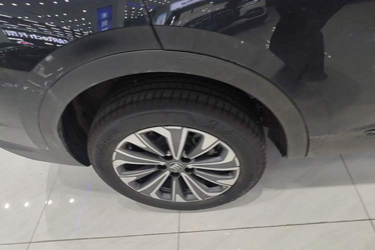 Used Buick Envision 2026 Model Equinox Plus 28T Two-Wheel-Drive Platinum Edition Right Rear Wheel Hub