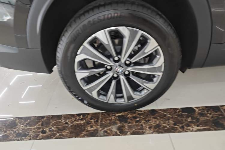 Used Buick Envision 2026 Model Equinox Plus 28T Two-Wheel-Drive Platinum Edition Right Rear Wheel Hub