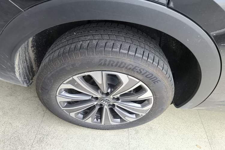 Used Buick Envision 2026 Model Equinox Plus 28T Two-Wheel-Drive Platinum Edition Right Rear Wheel Hub