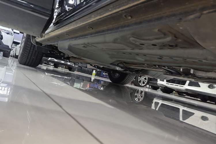 Used Buick Envision 2026 Model Equinox Plus 28T Two-Wheel-Drive Platinum Edition Right Side Sill