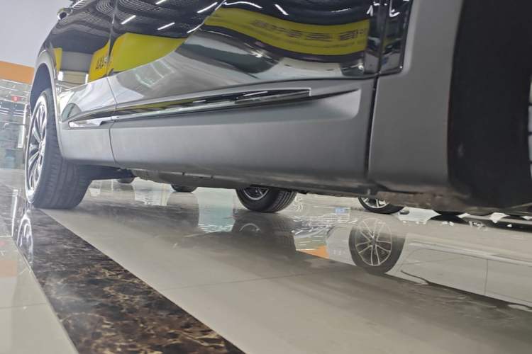 Used Buick Envision 2026 Model Equinox Plus 28T Two-Wheel-Drive Platinum Edition Right Side Sill