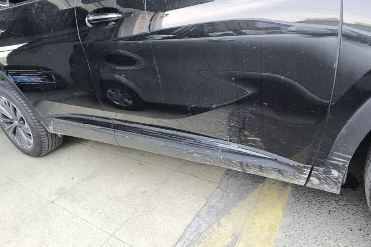 Used Buick Envision 2026 Model Equinox Plus 28T Two-Wheel-Drive Platinum Edition Right Side Sill