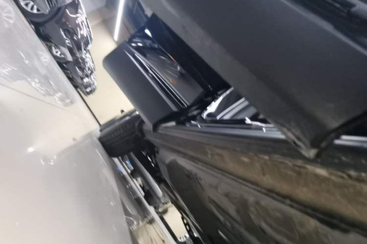 Used Buick Envision 2026 Model Equinox Plus 28T Two-Wheel-Drive Platinum Edition Right Side Sill