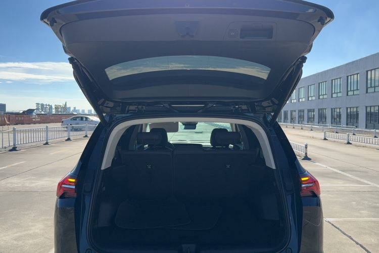 Used Buick Envision 2026 Model Equinox Plus 28T Two-Wheel-Drive Platinum Edition Trunk
