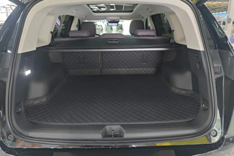 Used Buick Envision 2026 Model Equinox Plus 28T Two-Wheel-Drive Platinum Edition Trunk