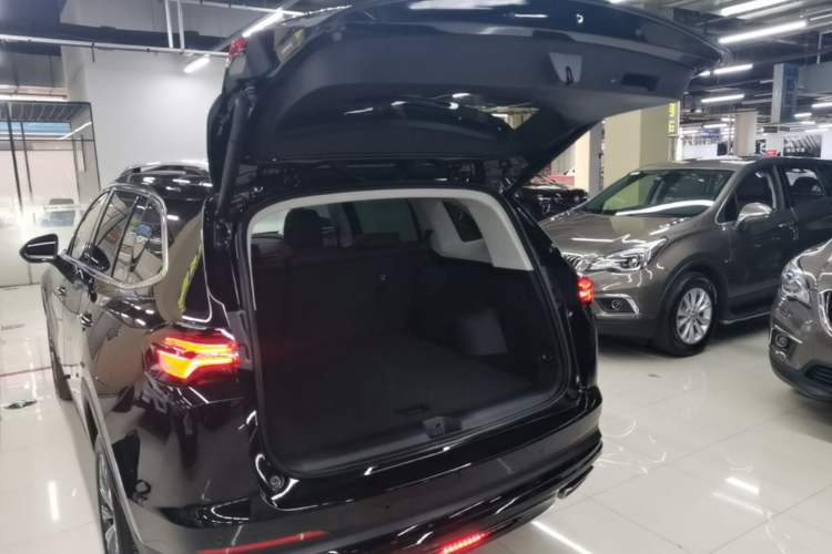 Used Buick Envision 2026 Model Equinox Plus 28T Two-Wheel-Drive Platinum Edition Trunk