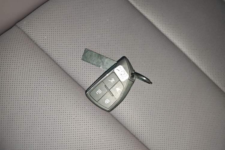 Used Buick Envision 2026 Model Equinox Plus 28T Two-Wheel-Drive Platinum Edition Vehicle Key