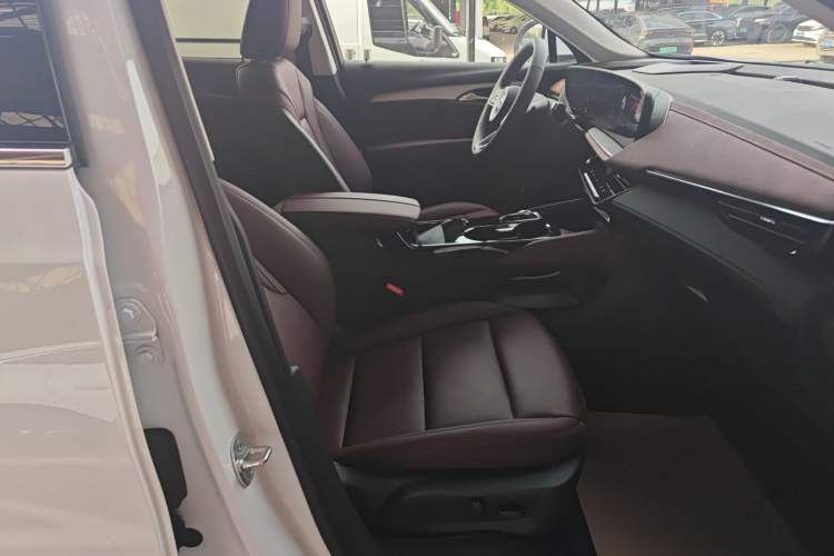 Used Buick Envision 2026 Model Range: Equinox S 25T Enjoyment Platinum Edition Right Front Seat