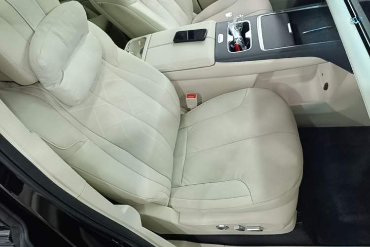 Used Buick Envision Family 2026 Luxury Edition Right Front Seat