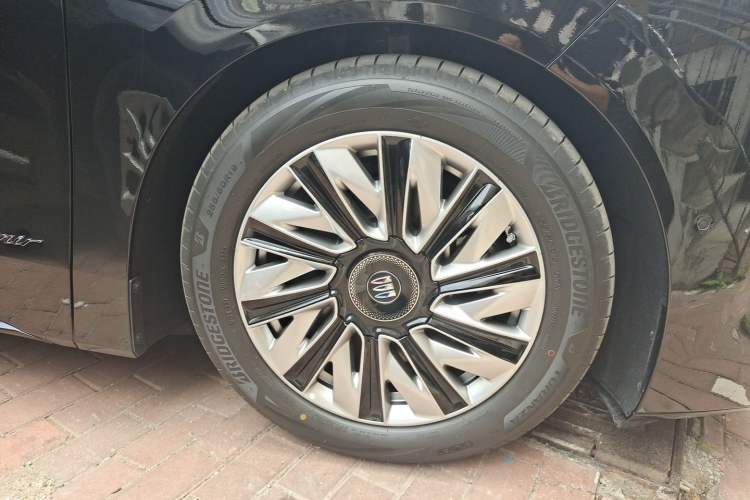 Used Buick Envision Family 2026 Luxury Edition Right Front Wheel Hub