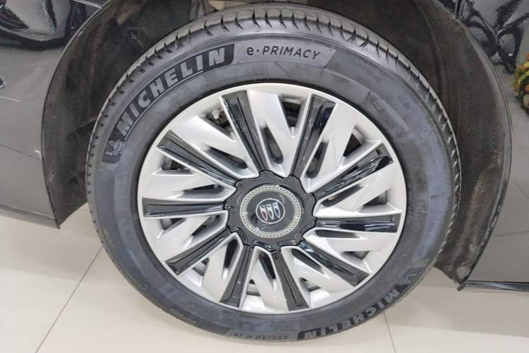 Used Buick Envision Family 2026 Luxury Edition Right Rear Wheel Hub