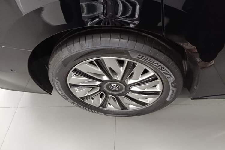 Used Buick Envision Family 2026 Luxury Edition Right Rear Wheel Hub