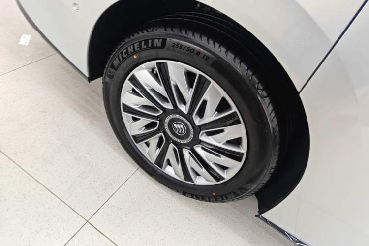 Used Buick Envision Family 2026 Luxury Edition Right Rear Wheel Hub