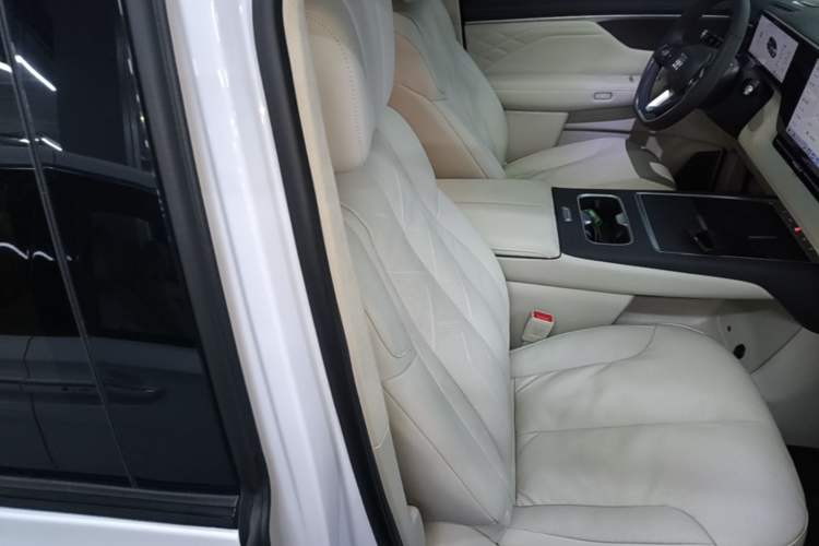 Used Buick Envision Family 2026 Luxury Edition Right Front Seat