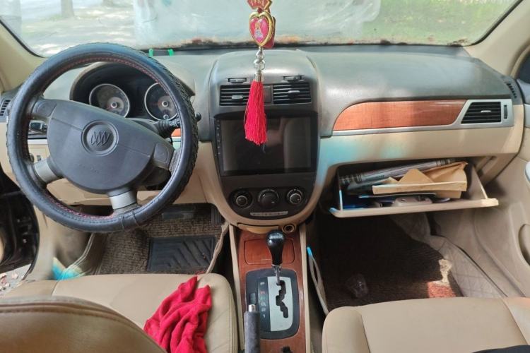 Used Buick Excelle 2005 1.6 Automatic Luxury Model Center Console