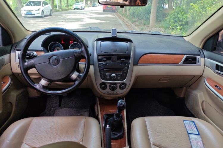 Used Buick Excelle 2005 1.6 Manual Luxury Model Center Console