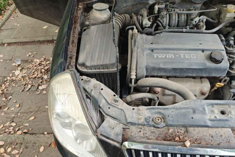 Used Buick Excelle 2005 1.6 Automatic Luxury Model Engine Bay Right